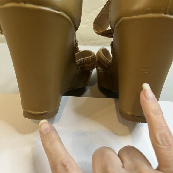 Platform Wedge Sandal Size 9 Tan Strappy Zip Up Back Shoes Sandals Open Toe - Picture 11 of 11